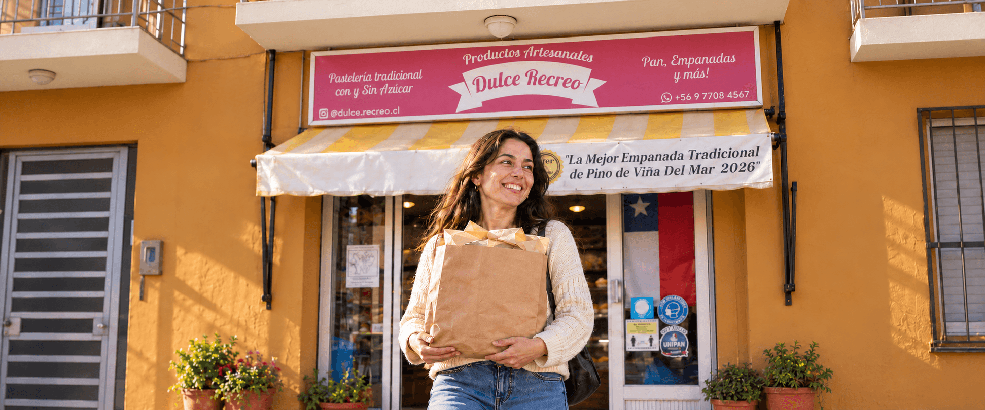 Escena ilustrativa de una clienta retirando su pedido en Dulce Recreo